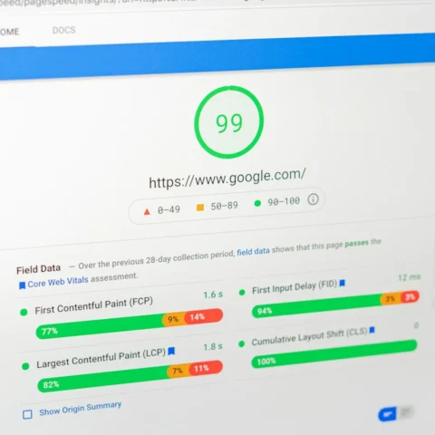 Bildskärm med PageSpeed Insights som visar betyget 99 och gröna mätvärden för Core Web Vitals