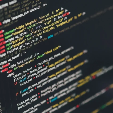 PHP-kod från ett WordPress-tema i en kodredigerare, med funktioner som wp_head och bloginfo.