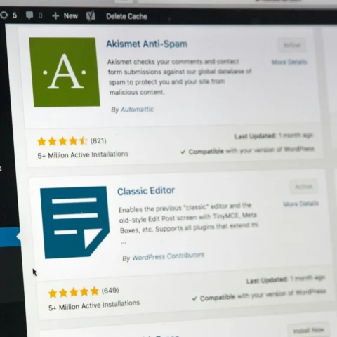 Skärm med WordPress adminpanel där menyn Tillägg visar två väntande uppdateringar