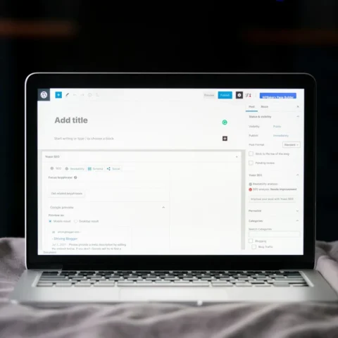 Bärbar dator som visar WordPress blockredigerare med ett nytt tomt inlägg och inställningspanelen